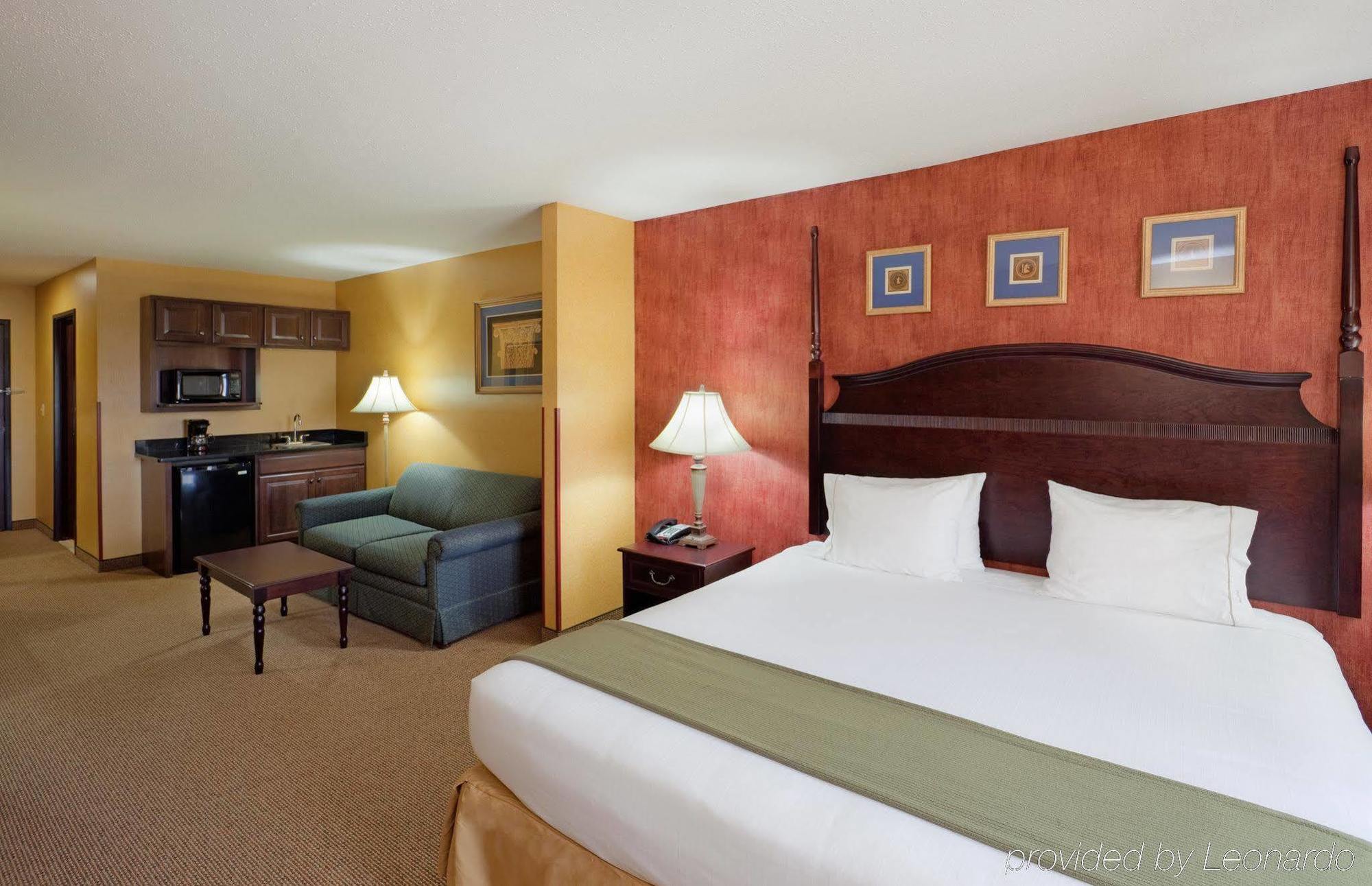 Holiday Inn Express Hotel & Suites Swansea By Ihg Room photo