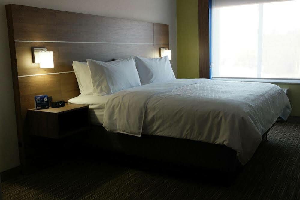 Holiday Inn Express Hotel & Suites Swansea By Ihg Exterior photo