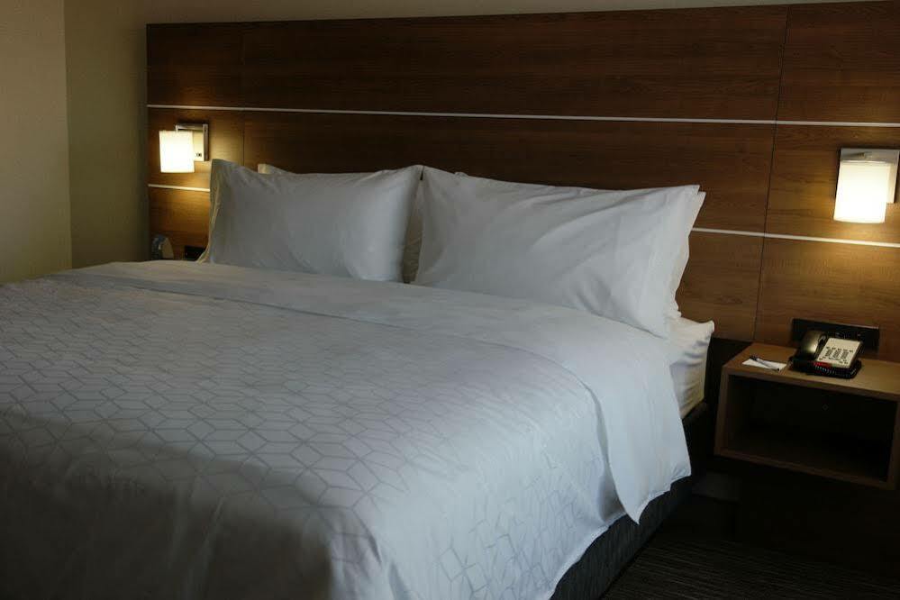 Holiday Inn Express Hotel & Suites Swansea By Ihg Exterior photo